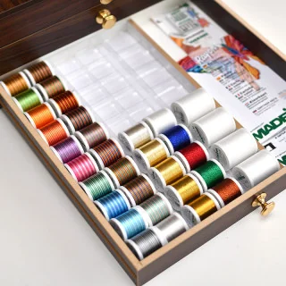 Coffret Madeira Rayon 40 – 194 bobines 200 m (édition bois de racine) | Fils à broder machine