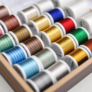 Coffret Madeira Rayon 40 – 194 bobines 200 m (édition bois de racine) | Fils à broder machine