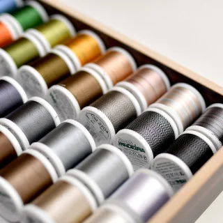 Coffret Madeira Rayon 40 – 194 bobines 200 m (édition bois de racine) | Fils à broder machine