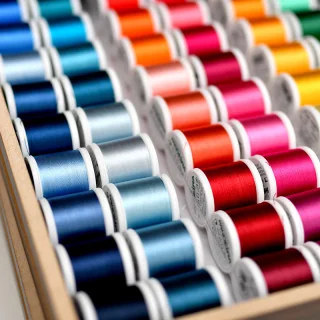 Coffret Madeira Rayon 40 – 194 bobines 200 m (édition bois de racine) | Fils à broder machine