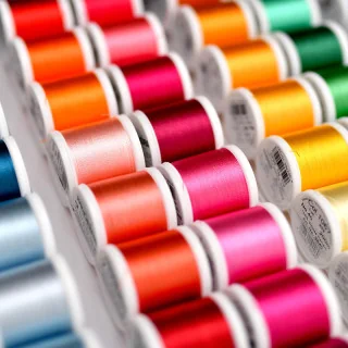 Coffret Madeira Rayon 40 – 194 bobines 200 m (édition bois de racine) | Fils à broder machine