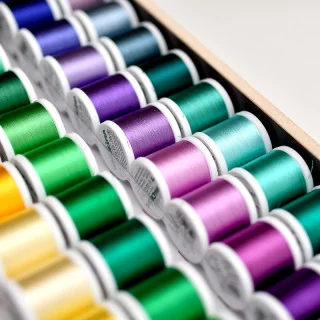 Coffret Madeira Rayon 40 – 194 bobines 200 m (édition bois de racine) | Fils à broder machine