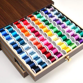 Coffret Madeira Rayon 40 – 194 bobines 200 m (édition bois de racine) | Fils à broder machine