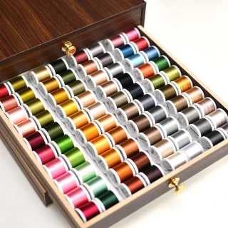 Coffret Madeira Rayon 40 – 194 bobines 200 m (édition bois de racine) | Fils à broder machine