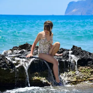 Tissu lycra maillot de bain fleurs "Zelenka" écru et vert - UFP50+ - Collections Klass - Les Filles à Pois Design Les Filles à 