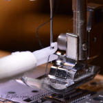 Enfile aiguille de machine à coudre et surjeteuse automatique  - 4