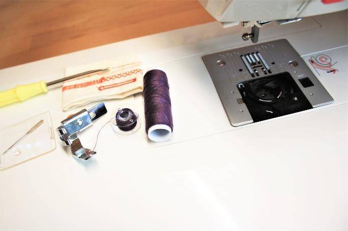 Dépose des éléements pour le nettoyage de la machine à coudre électronique Véritas