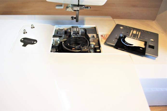 Dépose de la plaque de couture machine à coudre électronique Véritas