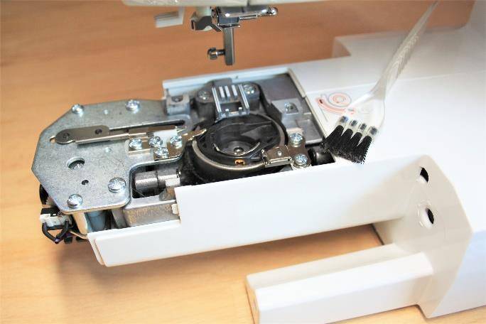 dépoussièrage machine à coudre électronique Véritas