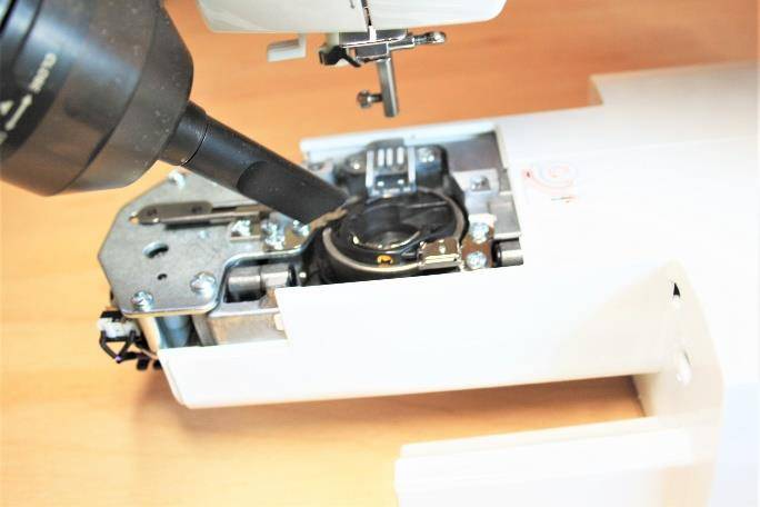 nettoyage à l'aspirateur machine à coudre électronique Véritas