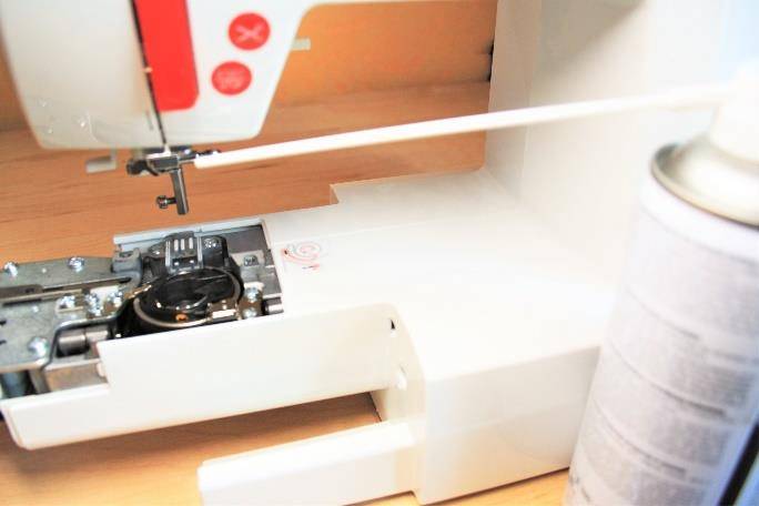 Nettoyage à la bombe à air machine à coudre électronqiue Véritas